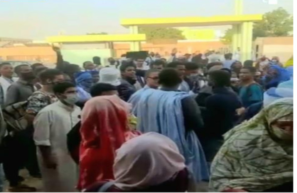 Des élèves du lycée Arabe refusent d'entrer en classe après la mutation de leur directeur Des élèves du lycée Arabe refusent d'entrer en classe après la mutation de leur directeur