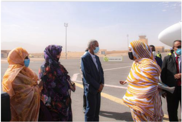 La Première Dame arrive à Zoueirate La Première Dame arrive à Zoueirate