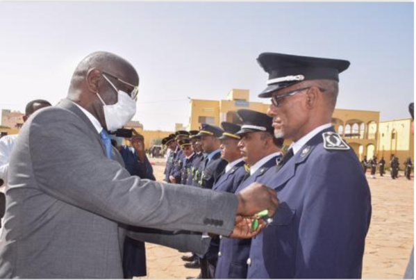 Le ministre de l'Intérieur décore , des fonctionnaires, des officiers, des sous-officiers, des gardes et des agents Le ministre de l'Intérieur décore , des fonctionnaires, des officiers, des sous-officiers, des gardes et des agents