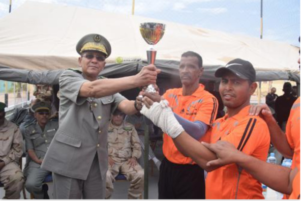 La fanfare militaire remporte le trophée de la coupe du tournoi militaire de volley-ball