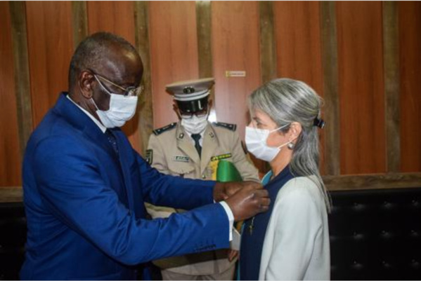 Le ministre de l’intérieur décore la représentante résidente de l'UNHCR Le ministre de l’intérieur décore la représentante résidente de l'UNHCR