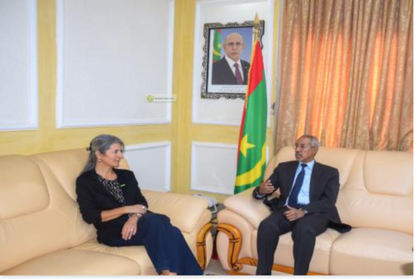 Le ministre de la Défense nationale reçoit les adieux de la représentante du Haut-commissariat des Nations Unies pour les réfugiés Le ministre de la Défense nationale reçoit les adieux de la représentante du Haut-commissariat des Nations Unies pour les réfugiés