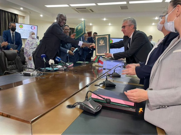 Le ministre des Affaires économiques signe avec l’AFD des conventions de financement de près 400 millions MRU Le ministre des Affaires économiques signe avec l’AFD des conventions de financement de près 400 millions MRU