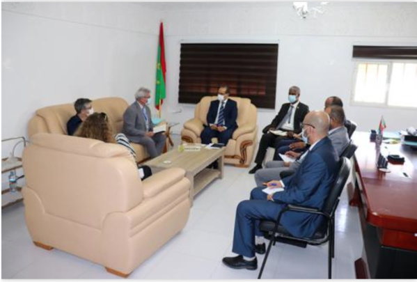 Le commissaire aux Droits de l’Homme s’entretient avec la directrice de l’Agence française de Développement. Le commissaire aux Droits de l’Homme s’entretient avec la directrice de l’Agence française de Développement.