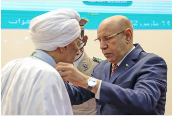 Le Président de la République décore l’érudit Mohamed El Mokhtar Ould Bah