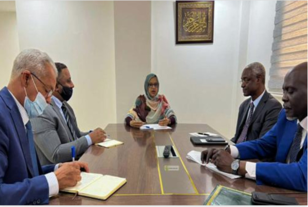 La ministre de l'environnement tient une séance de travail avec le secrétaire exécutif de CNUD La ministre de l'environnement tient une séance de travail avec le secrétaire exécutif de CNUD