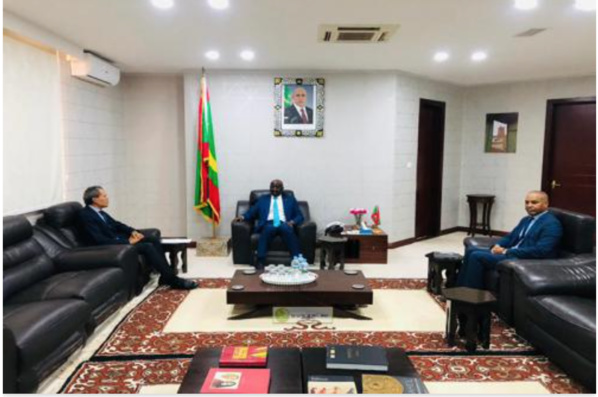 Le ministre des Affaires étrangères reçoit l'ambassadeur du Maroc