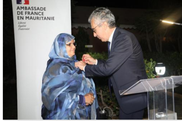 SEM l’ambassadeur de France décore la présidente de la région de Nouakchott