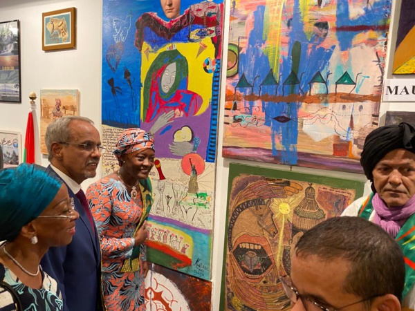 Devant les oeuvres de Maelanine Ould Néma Chérif Devant les oeuvres de Maelanine Ould Néma Chérif