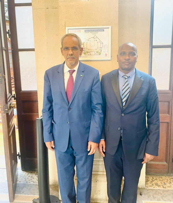 SEM Cheikna Ould Nenni Ould Moulaye Zeine avec le président de l'Institut Mandela Paul Kananura