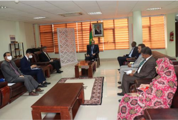 Le ministre du Commerce s'entretient avec l'ambassadeur de Chine Le ministre du Commerce s'entretient avec l'ambassadeur de Chine