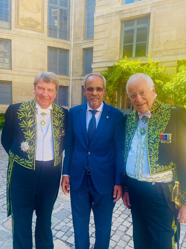 avec à droite Jean-Robert Pitte le secrétaire perpétuel et à gauche Xavier Darcos le chancelier de l'académie