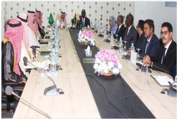 Le ministre des Affaires étrangères tient une séance de travail avec le ministre saoudien des Affaires étrangères
