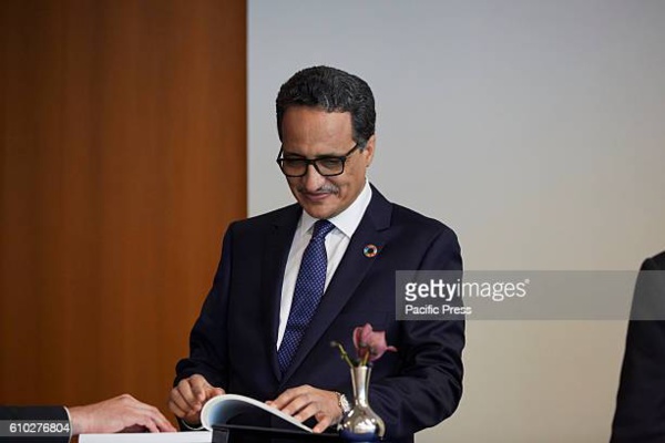 Au centre tous ! par Isselkou Ahmed Izid Bih Au centre tous ! par Isselkou Ahmed Izid Bih