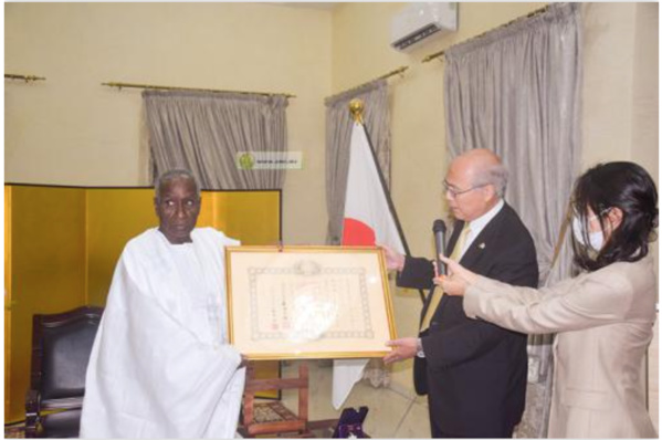 Décoration de l'ancien ambassadeur de Mauritanie au Japon Décoration de l'ancien ambassadeur de Mauritanie au Japon
