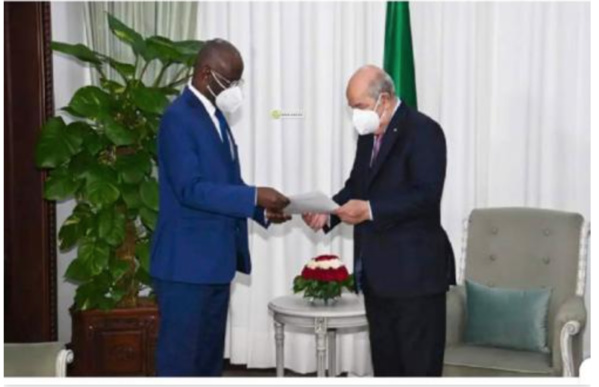 Le ministre des Affaires étrangères remet un message du Président de la République à son homologue algérien Le ministre des Affaires étrangères remet un message du Président de la République à son homologue algérien