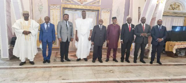 L’ambassadeur de Mauritanie au Cameroun présente une copie figurée de ses lettres de créance L’ambassadeur de Mauritanie au Cameroun présente une copie figurée de ses lettres de créance