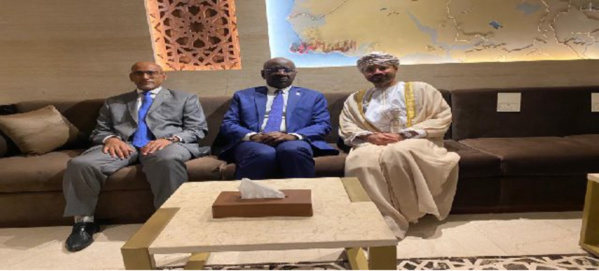 Le ministre des Affaires étrangères s’entretient avec son homologue du Sultanat d’Oman