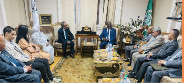 Le ministre des Affaires étrangères visite le siège du Conseil de l’unité économique arabe