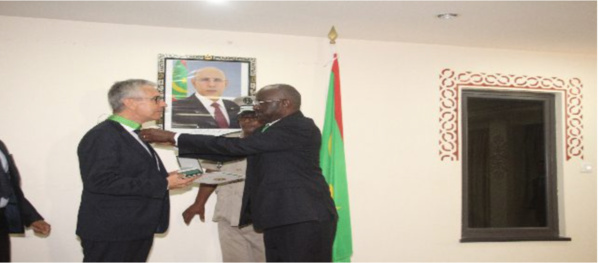 Le ministre des Affaires étrangères décore l’ambassadeur de France Le ministre des Affaires étrangères décore l’ambassadeur de France