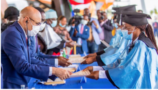 Le Président de la République assiste à la cérémonie de décoration de personnalités équato- guinéennes Le Président de la République assiste à la cérémonie de décoration de personnalités équato- guinéennes