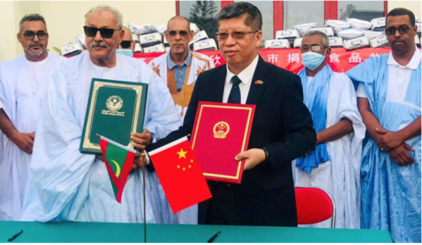 Remise d’un don alimentaire chinois à la population de Chinguetti