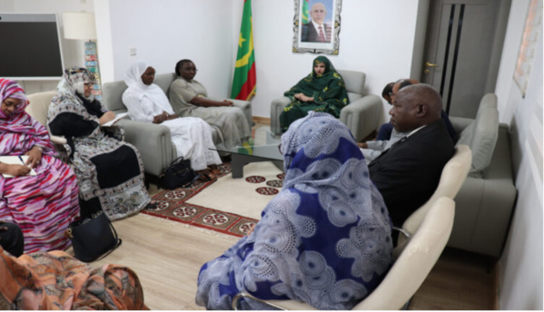 La ministre de l’Action sociale reçoit un membre du Comité africain d’experts sur les droits et le bien-être de l’enfant La ministre de l’Action sociale reçoit un membre du Comité africain d’experts sur les droits et le bien-être de l’enfant