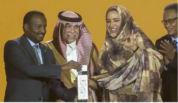 Festival arabe de la radio et de la télévision : Le ministre de la Culture assiste, avec son homologue saoudien, à la remise de distinction de la cinéaste mauritanienne Lalla Kaber Festival arabe de la radio et de la télévision : Le ministre de la Culture assiste, avec son homologue saoudien, à la remise de distinction de la cinéaste mauritanienne Lalla Kaber