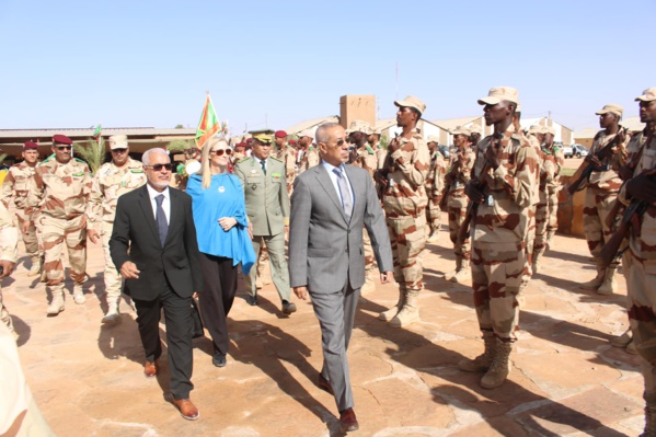 Le ministre de la Défense Nationale supervise, à Atar, la cérémonie de clôture d’un stage de perfectionnement de la compagnie spéciale N°2 Le ministre de la Défense Nationale supervise, à Atar, la cérémonie de clôture d’un stage de perfectionnement de la compagnie spéciale N°2