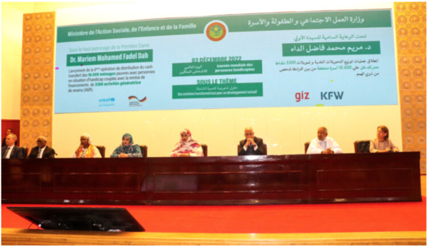 La Première Dame supervise le lancement de l’opération des transferts monétaires au profit de 10000 familles et de financement de 3000 projets La Première Dame supervise le lancement de l’opération des transferts monétaires au profit de 10000 familles et de financement de 3000 projets