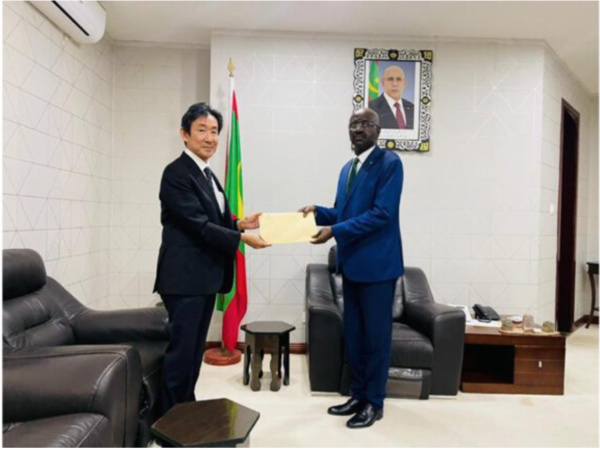 Le ministre des Affaires étrangères reçoit les copies figurées des lettres de créance du nouvel ambassadeur du Japo Le ministre des Affaires étrangères reçoit les copies figurées des lettres de créance du nouvel ambassadeur du Japo