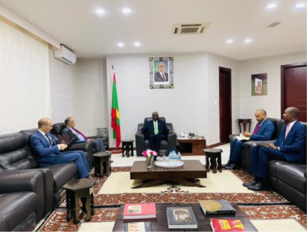Le ministre des Affaires étrangères reçoit l’ambassadeur d’Algérie