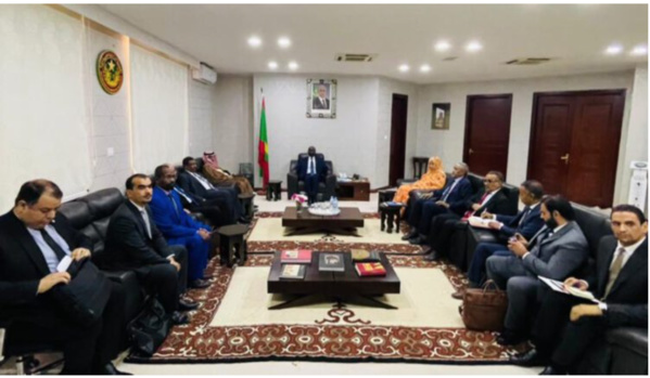 Le ministre des Affaires étrangères tient une réunion de travail avec une délégation de l’Organisation de la Coopération Islamique