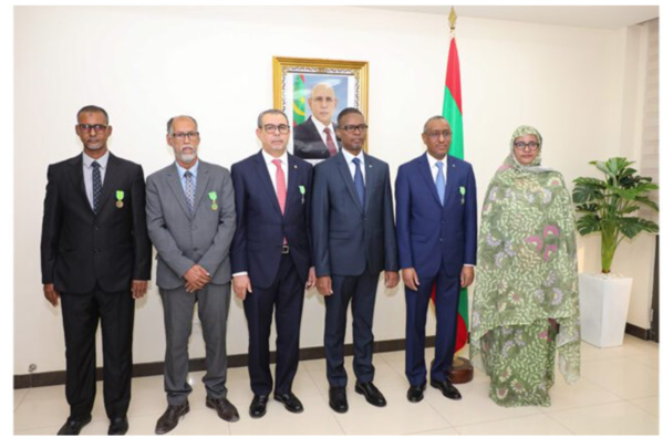 Le Premier ministre décore des fonctionnaires à la Primature Le Premier ministre décore des fonctionnaires à la Primature