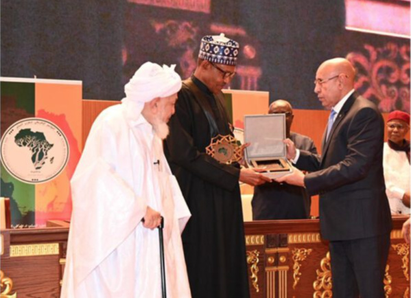 Le Président de la République décerne le prix de la paix en Afrique au Président nigérian