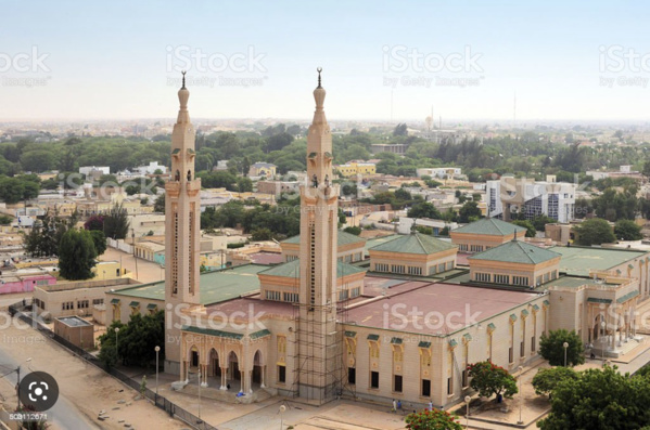 Achèvement de l’opération de tapissage de la grande mosquée saoudienne Achèvement de l’opération de tapissage de la grande mosquée saoudienne