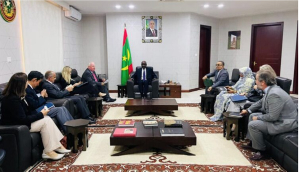 Le ministre des Affaires étrangère reçoit un certain nombre de diplomates
