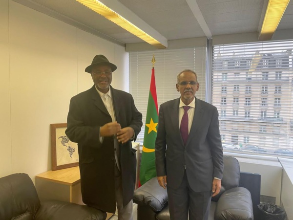 SEM Cheikh Ould Nenni Ould Moulaye Zeine avec Ousmane Diagana, président du Festival International de la Culture Soninké