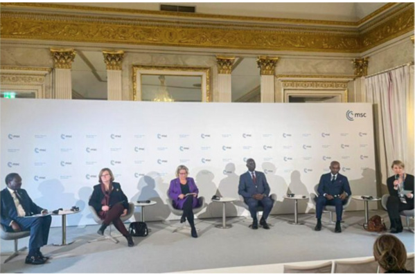 Le ministre des Affaires économiques participe à un colloque sur le renforcement de la stabilité dans la région du Sahel Le ministre des Affaires économiques participe à un colloque sur le renforcement de la stabilité dans la région du Sahel