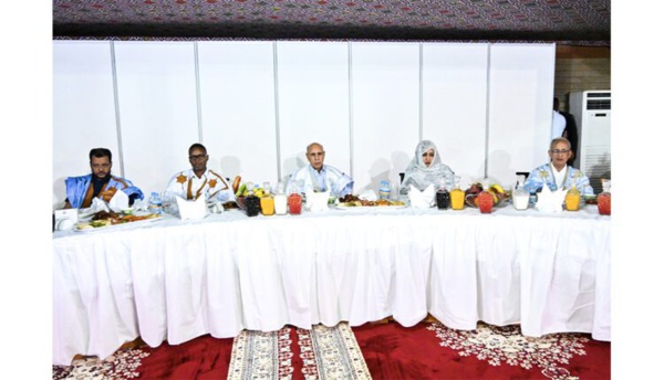 Le Président de la République offre un Iftar en l’honneur des présidents des partis politiques, des Imams et des représentants de la société civile Le Président de la République offre un Iftar en l’honneur des présidents des partis politiques, des Imams et des représentants de la société civile