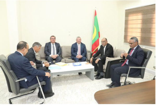 Le ministre des Finances reçoit une délégation de Kinross Le ministre des Finances reçoit une délégation de Kinross