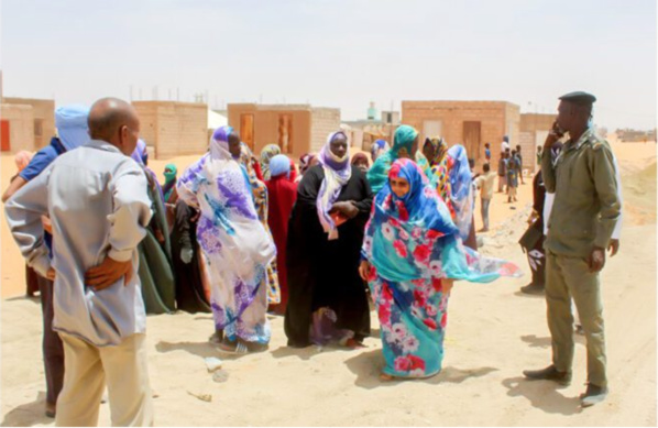 La présidente de la région de Nouakchott, supervise une opération de désenclavement d’un quartier à Toujounine La présidente de la région de Nouakchott, supervise une opération de désenclavement d’un quartier à Toujounine