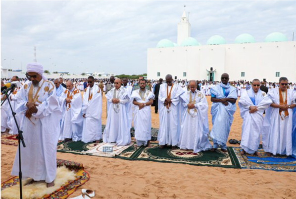 Le président de la République effectue la prière de l’Aïd al-Fitr à la mosquée Ibn Abbass