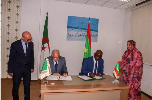 Le ministre des Affaires étrangères et son homologue algérien signent un mémorandum d’entente portant sur les consultations politiques entre les deux pays