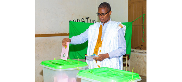 Le Premier ministre vote au bureau n°2 à l’école Imam Malick à Riyad