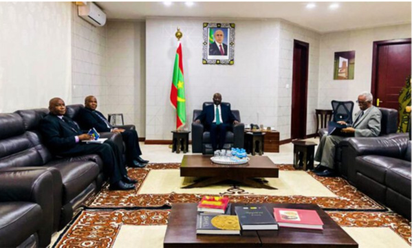 Le ministre des Affaires étrangères reçoit les lettres figurées de l’ambassadeur sud-africain Le ministre des Affaires étrangères reçoit les lettres figurées de l’ambassadeur sud-africain