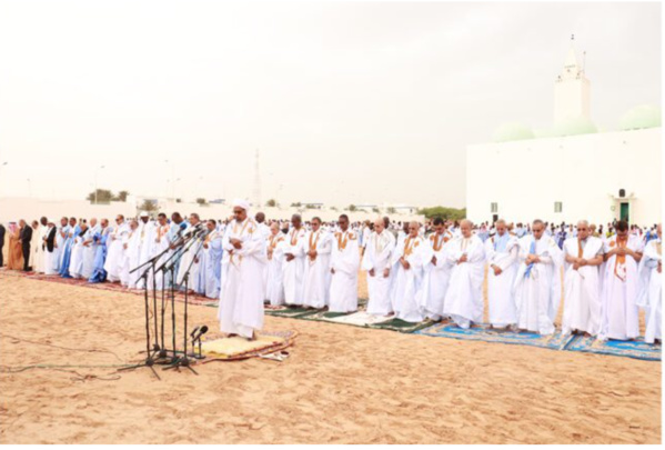 Le Président de la République accomplit la prière de la fête d’Al Adha dans la cour de la mosquée Ibn Abass