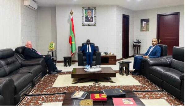 Le ministre des Affaires étrangères reçoit l’ambassadeur du Royaume Uni Le ministre des Affaires étrangères reçoit l’ambassadeur du Royaume Uni