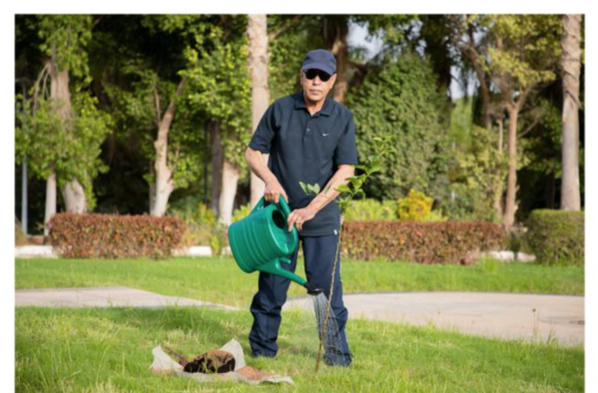 Dans le cadre de la célébration de la semaine nationale de l’arbre, le Président de la République plante des arbustes au palais présidentiel Dans le cadre de la célébration de la semaine nationale de l’arbre, le Président de la République plante des arbustes au palais présidentiel