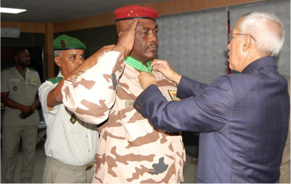 Le ministre de la Défense décore le commandant de la force conjointe du G5-Sahel